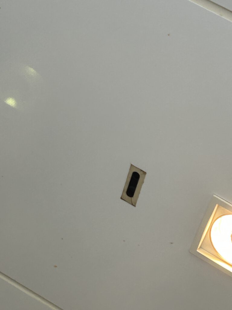 天井にあるモスキート発生装置の画像